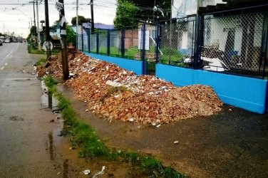 CENA DA CIDADE - Serviço porco em obra pública