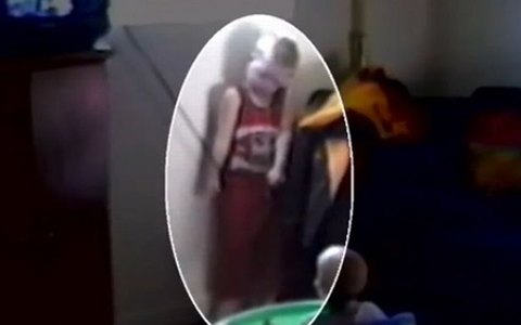 Mãe entra em pânico ao perceber filho enforcado com cordão de cortina enquanto filmava seu bebê - VÍDEO