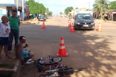 Ciclista é atropelado após avançar cruzamento na capital