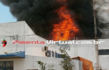 PIMENTA BUENO - Depósito de empresa sofre incêndio de grande proporção – Vídeo 