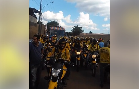 CORTEJO: Mototaxistas prestam homenagem a colega morto em acidente na capital