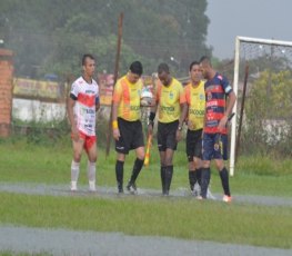 Chuva alaga João Saldanha e jogo é interrompido