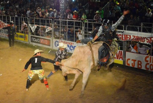 Peão de Candeias vence montaria em touros na EXPOCAN