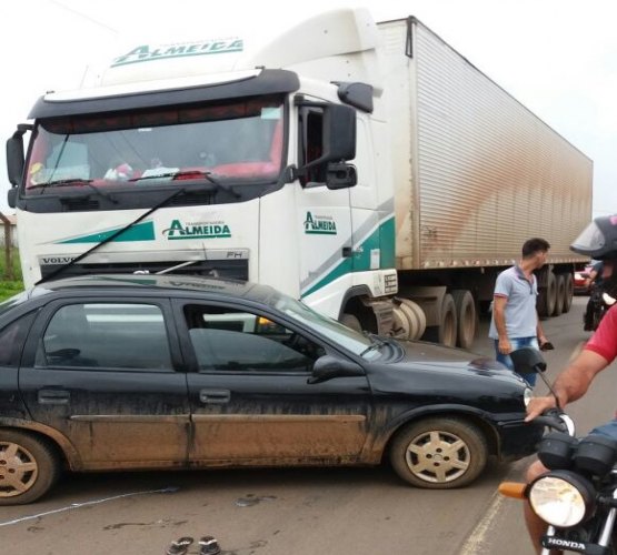 Carreta colide e arrasta veículo na BR-364