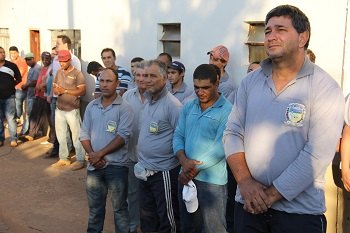 Servidores celebraram o ato solene do primeiro hasteamento da bandeira 