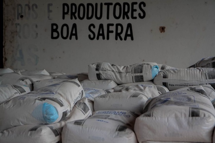 SETOR CHACAREIRO: 690 sacas de calcário são entregues para pequenos produtores