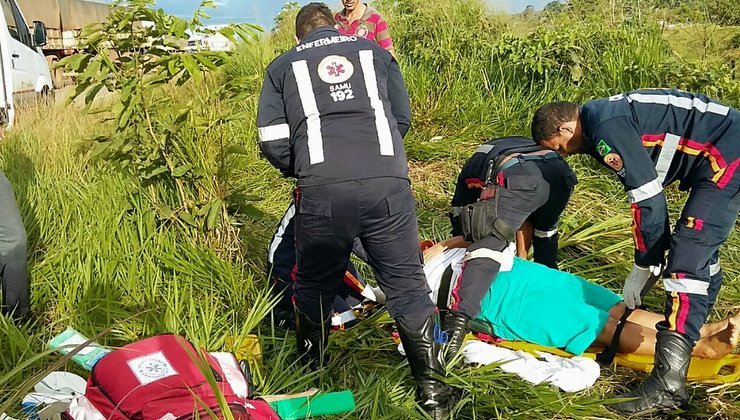 Idosa fratura clavícula e coluna em capotamento na BR-364