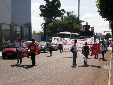 Manifestantes contra leilão das usinas percorrem principais vias da capital - Confira foto