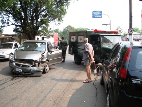 Carro e ambulância do Exército se chocam na avenida Rogério Weber