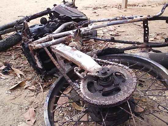 INCRÍVEL - Ladrões roubam moto em Ji-Paraná e três horas depois botam fogo em tudo –  Veja fotos   