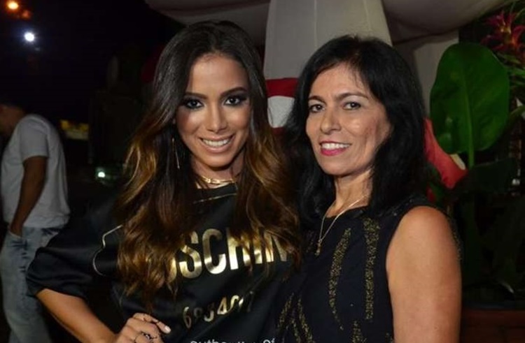 POLÊMICA: Mãe de Anitta deixa mansão por não concordar com vida sexual a três da filha