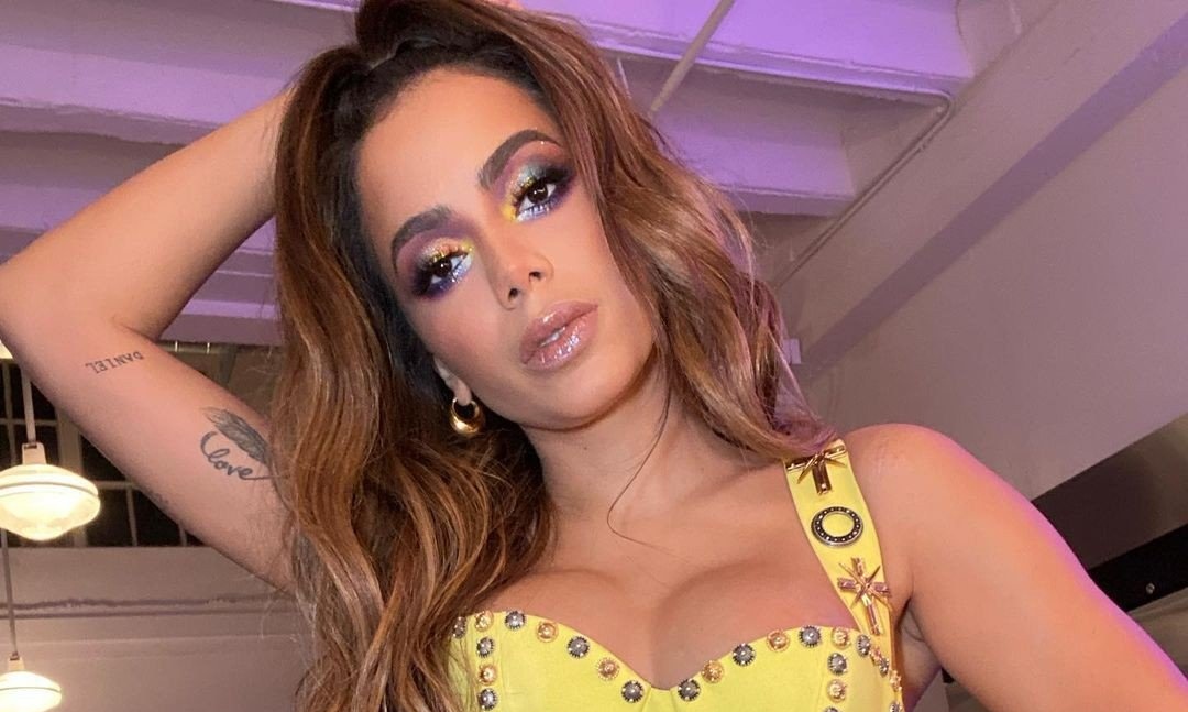 PEGAÇÃO: Anitta revela que já participou de orgia com sete pessoas