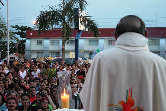 Uma multidão acompanha procissão a São Francisco de Assis em Porto Velho - Confira álbum de fotos