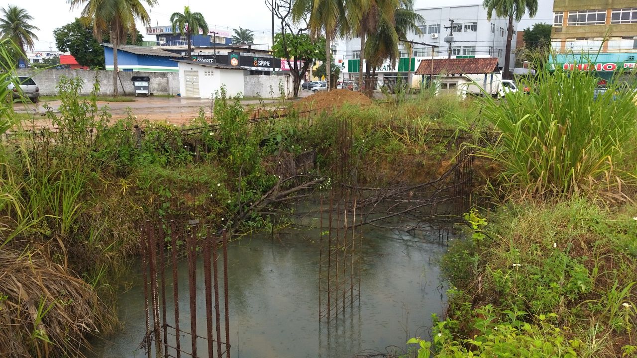 Abandonada há 3 anos obra do Hospital Regional é vergonha para os moradores