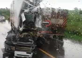 FATAL: Motorista morre após colisão entre caminhão e carreta na BR-364