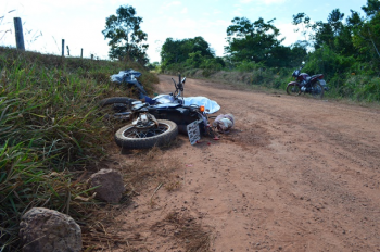 GRAVE: Motociclista morre esmagado após ser atropelado por caminhão