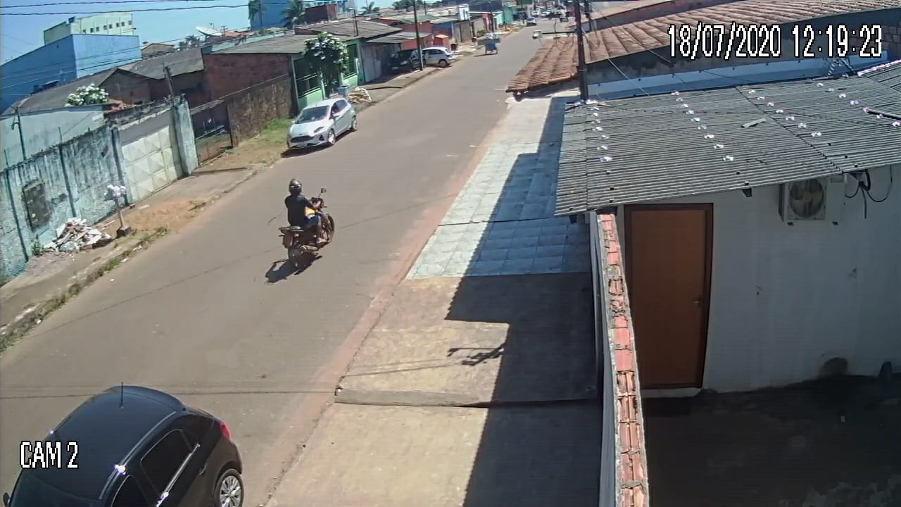 COVARDIA: Câmera registra assalto a motociclista em movimento em rua da capital