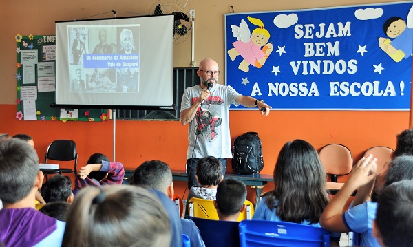 LIVRO INFANTIL: Aleks Palitot realiza palestra para alunos, no Triângulo