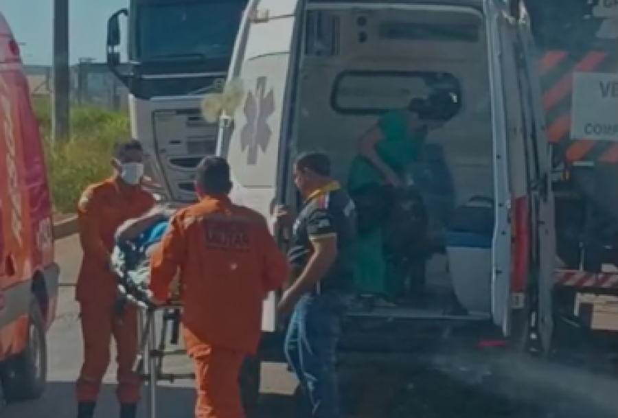 VÍDEOS: Mais uma ambulância se envolve em acidente na BR-364