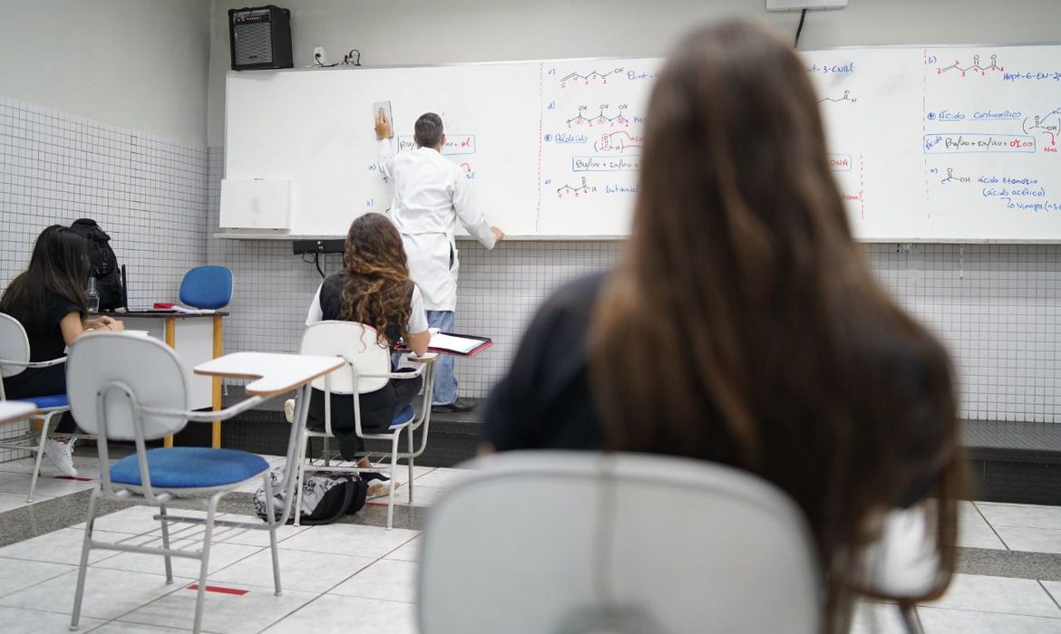 VOLTA ÀS AULAS: Escolas particulares perdem um terço das matrículas na pandemia