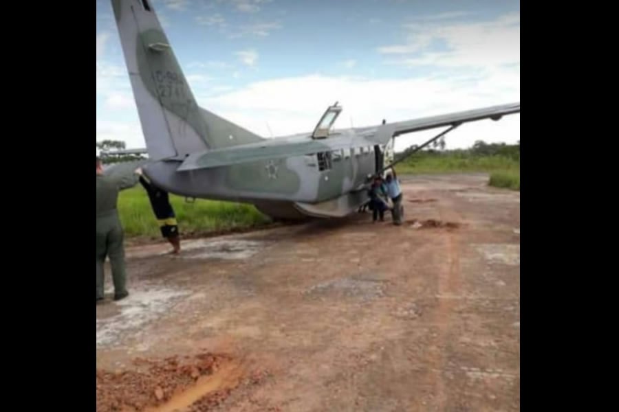 RECORRENTE: Avião do Exército atola na pista de aeródromo