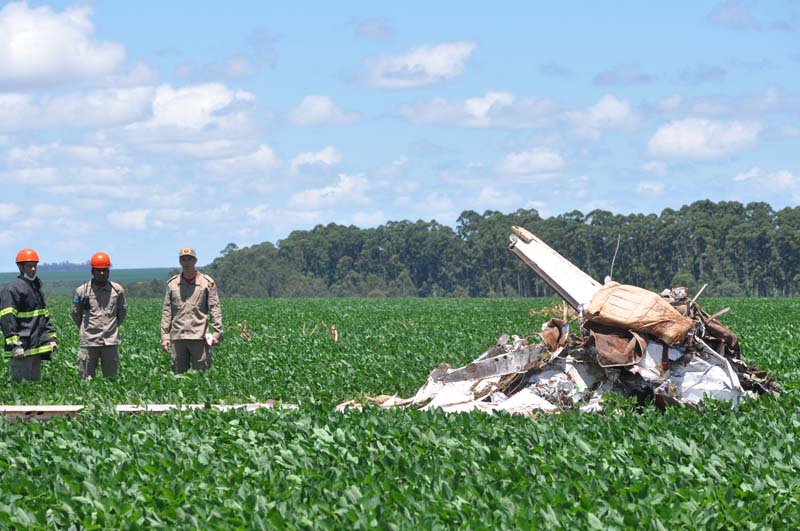 ACIDENTE AÉREO: Avião comercial cai em lavoura de soja e mata gerente de fazenda