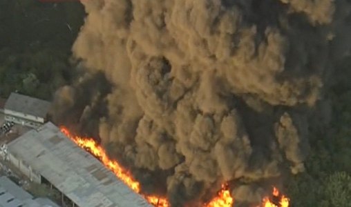 Incêndio atinge galpão em região de mata na Grande SP