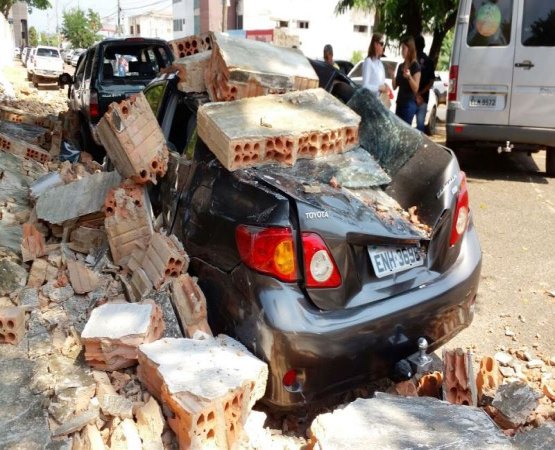 PREJUÍZO - Muro do cemitério dos inocentes desaba e destrói veículos - VÍDEO