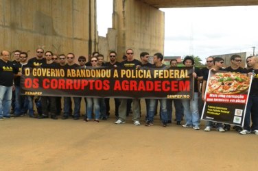 “OS CORRUPTOS AGRADECEM” – Agentes da Polícia Federal realizam protesto no viaduto da capital