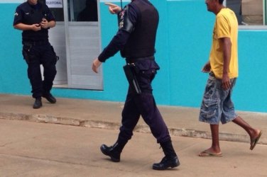 BOCA DE URNA – Homem embriagado é preso em frente escola na capital