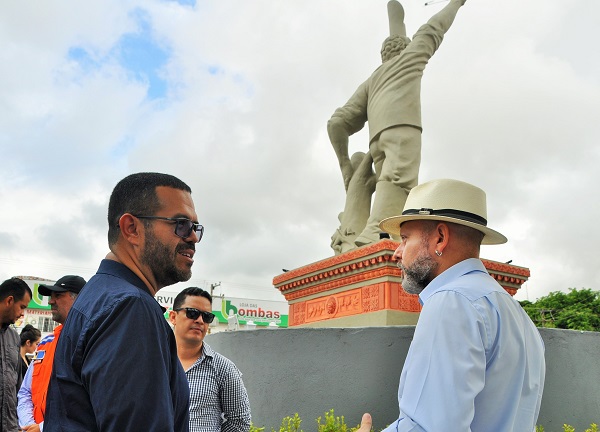 HOMENAGEM: Aleks Palitot participa de inauguração da Praça Memorial dos Seringueiros