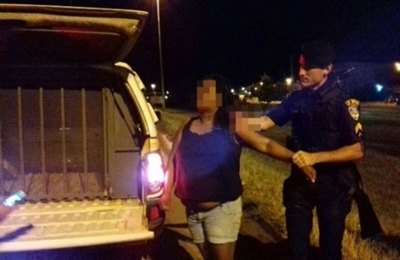 Mulher se arrisca deitando na BR e ao ser orientada, desacata e acaba detida