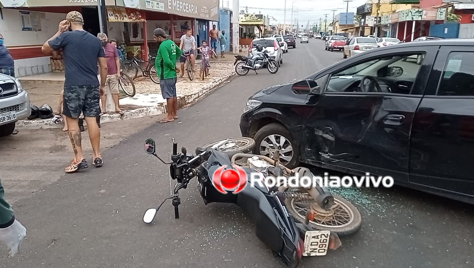 COLISÃO: Motociclista fica lesionado ao se chocar contra carro que fazia conversão