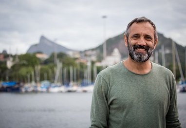 Corpo de Domingos Montagner chega a teatro de São Paulo para velório