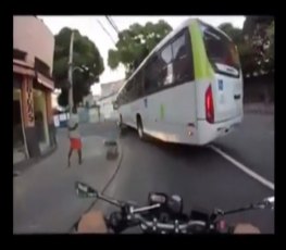 Vídeo flagra ônibus passando por cima de motoqueiro 