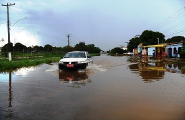 SANEAMENTO – Rua do bairro Embratel vira rio após forte chuva – VÍDEO