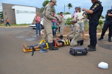 Carro e moto colidem em cruzamento