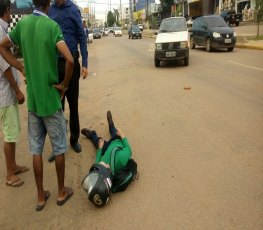 NO CENTRO - Colisão entre carro e moto deixa condutor lesionado; Vídeo