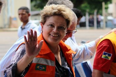 CHEIA – Dilma afirma que culpar usinas é absurdo e libera FGTS para atingidos 