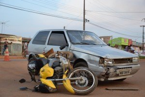 Placa atrapalha visão, motorista avança e provoca acidente; vídeo