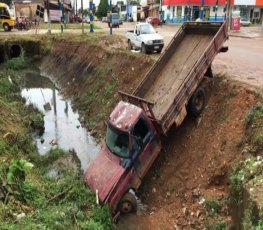 DESCUÍDO – Motorista esquece de ‘puxar’ freio e caminhão cai em vala