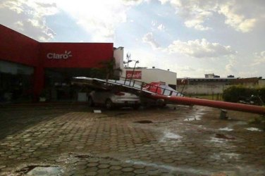 CENA DA CIDADE – Ventania provoca queda de placa em cima de carro