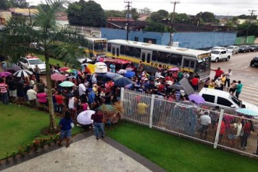 Desabrigados da enchente protestam em frente ao CPA