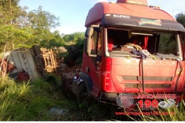 Carreta tomba na BR 364 após barra de direção quebrar