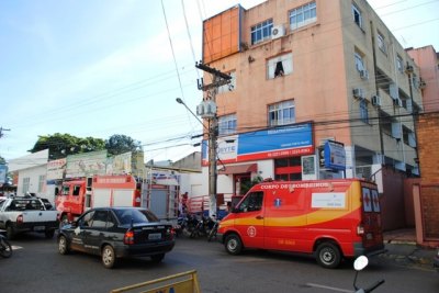 Bombeiros agem com rapidez e apagam incêndio em prédio na capital
