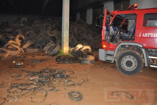 Bombeiros contêm incêndio em barracão com pneus