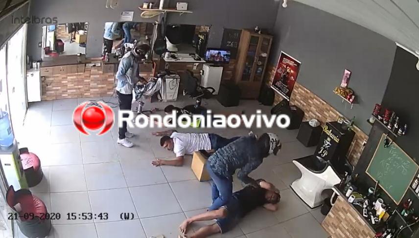 VÍDEO: Ladrões invadem barbearia, agridem e fazem vítimas reféns durante assalto