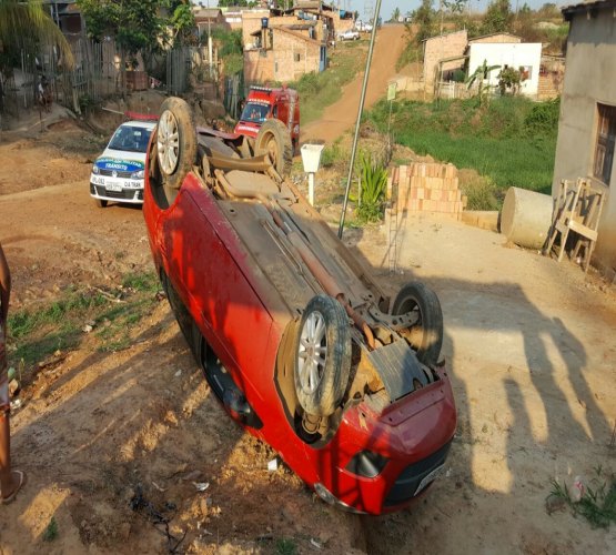 Jovem capota automóvel próximo a grupo de crianças