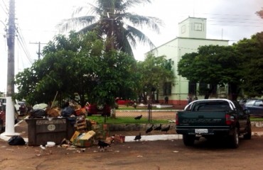 CENA DA CIDADE – Lixeira não recolhida no centro de Porto Velho atraem urubus 