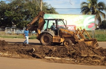 Funcionários da SEMUSB realizam limpeza em área destruída pela própria secretaria para beneficiar fachada de empresa – Fotos e vídeo